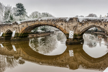Naklejka premium Aylesford Bridge over the River Medway near Maidstone in Kent in Winter