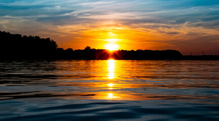 Fototapeta na wymiar Słońce nad wodą