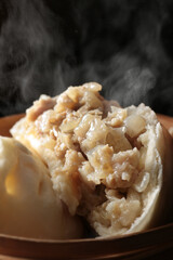湯気の上がる熱々の肉まん
