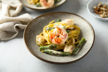 Pasta with shrimps and asparagus