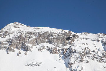 Hélicoptère en vol dans les alpes 