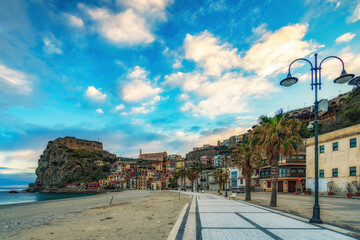 Il borgo marinaro di Scilla visto dal lungomare alle prime luci del mattino, provincia di Reggio Calabria IT