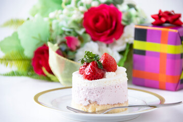 Obraz na płótnie Canvas 美味しい苺のケーキとプレゼントとバラのスワッグ