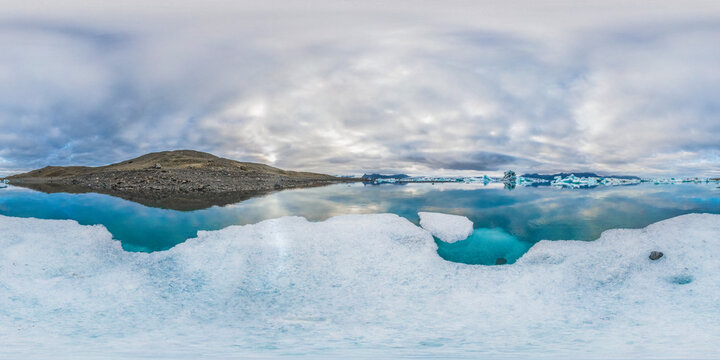 On the iceberg at J&ouml;kuls&aacute;rl&oacute;n at sun down