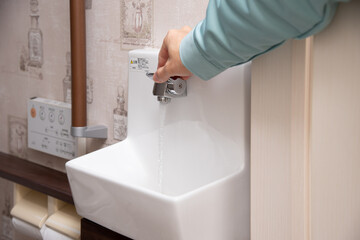 トイレの点検をする作業着の男性