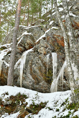 Fototapeta na wymiar Cliff with icicles