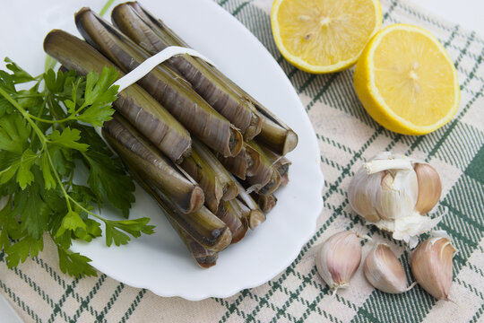 Shellfish such as razor clams or live ensis with lemon and garlic to cook it