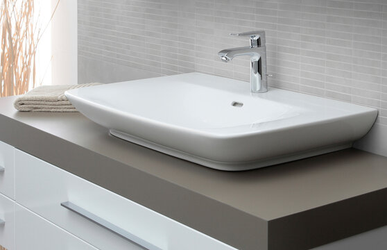 Studioaufbau mit Waschbecken in hellem, modernen Badezimmer – Farben beige, hellgrau, weiß