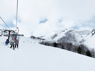 Fototapeta na wymiar 츠가이케 스키장 리프트를 타고 올라가며 보이는 설산과 풍경 / The snow and scenery that you can see while climbing the Tsugaike ski resort lift.
