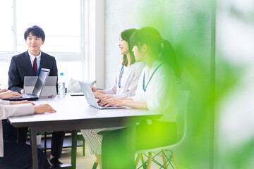 オフィスで仕事をするビジネスパーソン