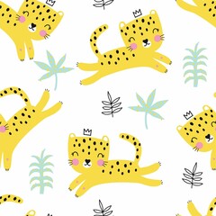 Leuke cartoonluipaard. Handgetekende vector zomerprint met luipaard, abstracte elementen en blad naadloos patroon