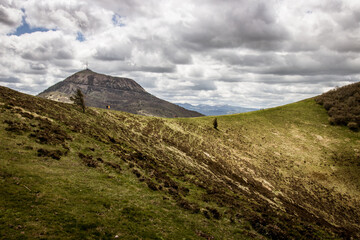 vue sur le Puy de Dôme depuis le Puy Pariou en Auvergne en France