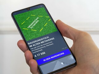 Virtuelle immobilien: Haus nft auf einem Token-Grundstück von metaverse WEB3. Digitale tokenisiertes land im meta. Architekturzeichen auf virtuellem, NFT-Grundstück meta. Texte auf deutsch
