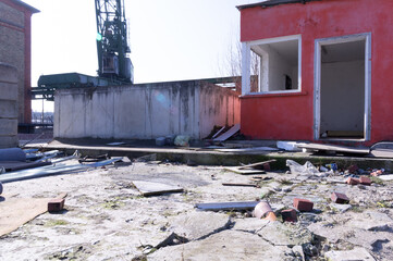 ruine beschädigtes haus leerstehend konzept
