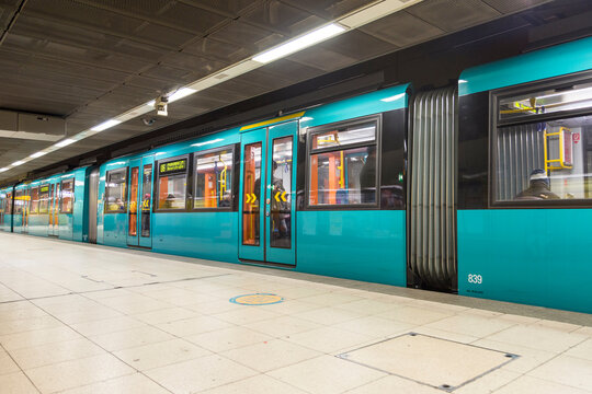 subway ready to leave the station at Hauptwache