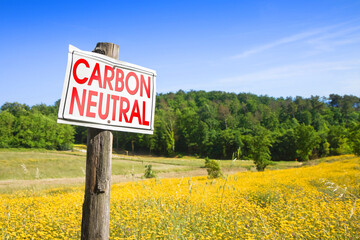 Obraz premium Carbon Neutrality in agriculture - CO2 Net-Zero Emission concept with placard in a rural scene