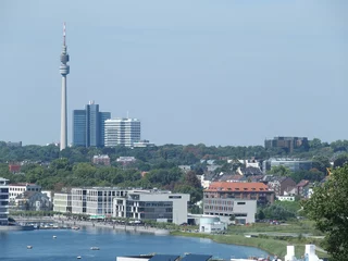 Blick auf den Yachthafen und die modernen Gebäude am Phönixsee im Dortmunder Stadtteil Hörde, Nordrhein-Westfalen, Deutschland, links der Dortmunder Fernsehturm © Guenter