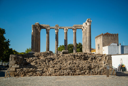 PORTUGAL ALENTEJO EVORA ROMAN TEMPLE