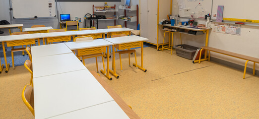 Salle de classe dans une école sans personne.	