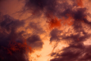 Fototapeta na wymiar Burza chmury zachód słońca obłoki cumulusy i czerwone chmury