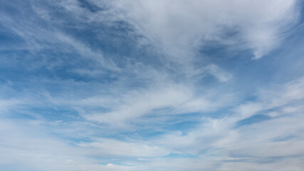 Obraz premium WIspy clouds and blue sky suitable for background or sky replacement