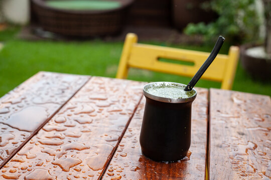 Cuia de terere ( terer&eacute;) em uma mesa de madeira