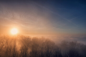 Sonnenuntergang über dem mit Nebel bedecktem Rhein-Main-Gebiet. Fotografiert von der Burg Frankenstein.