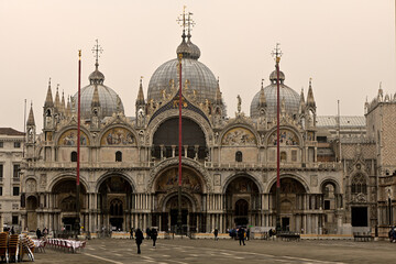 Fototapeta na wymiar Der Markusdom am Markusplatz in Venedig an einem Nebligen Morgenhimmel