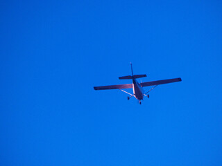 Fototapeta na wymiar samolot lot niebo błękit skrzydła