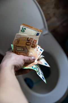 Geld ins Klo schmeißen und die Toilette runter spülen weil es Wertlos ist