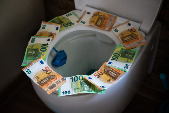 Toilettenbrille mit Geldscheine ausgelegt, Auf Geld scheißen