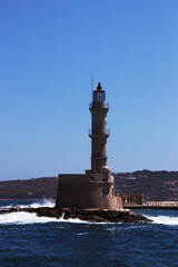 Latarnia morska w mieście portowym Chania, Kreta, Grecja - obrazy, fototapety, plakaty