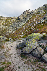 Camino del Puerto del Peón en la Sierra de Gredos.  España.