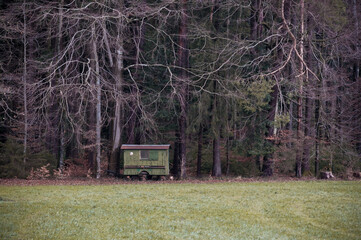 Bienenhaus (Apiarium) am Waldrand, umgebauter Bauwagen