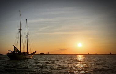 Fototapeta premium sailboat at sunset