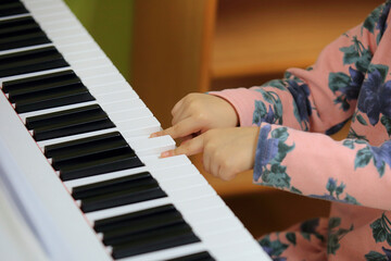 피아노를 치는 아이의 손가락.
