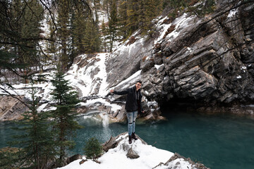 Obraz premium Standing on a cliff overlooking a clear river in the mountains 