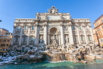 Fototapeta na wymiar Trevi Fountain with snow, the largest Baroque fountain and one of the most beautiful fountains in the world.