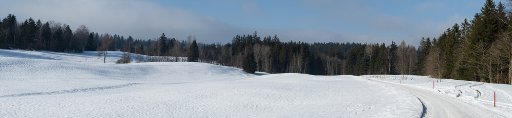 HDR Zugerberg im Winter mit Pulverschnee und strahlendem Sonnenschein, Kanton Zug, Schweiz. Januar 19