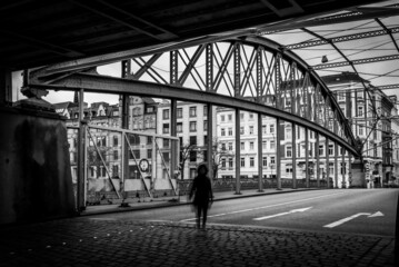 stadt, strasse, leute, bauwerk, architektur, st&auml;dtisch, frau, pueblo, ehepaar, gehen, europa, paris, anreisen, alt, italien, einsamkeit, eine person, ruhige szene, isoliert, au&szlig;enaufnahme, depression,