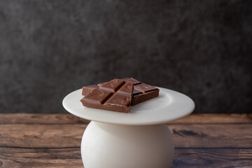 白い台に乗った板チョコのピース