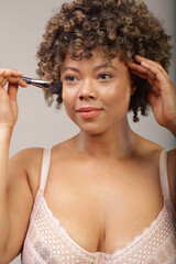 Obraz premium Studio shot of woman applying make-up