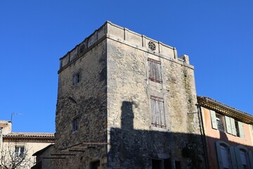 Fototapeta na wymiar Ancienne maison typique dans le village, vue de l'extérieur, village de Saint Paul Trois Chateaux, département de la Drôme, France