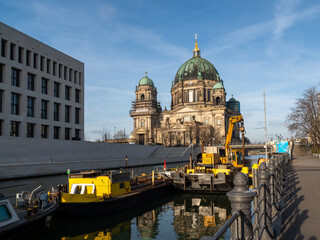 Fototapeta premium The boat cleans the river near the Berlin Cathedral.