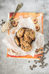 chocolate and oat crispy cookies 