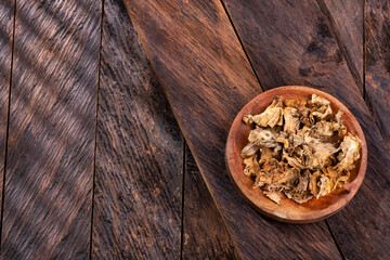 Smallanthus sonchifolius - Dehydrated organic yacon in the wooden bowl