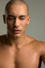 Naklejka premium Studio portrait of shirtless man with wet skin