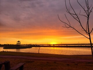 Hermoso atardecer en la laguna de la ciudad de Santa Rosa La Pampa Argentina