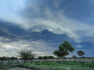 Nubes de tormentas en campo Argentino. La Pampa Argentina