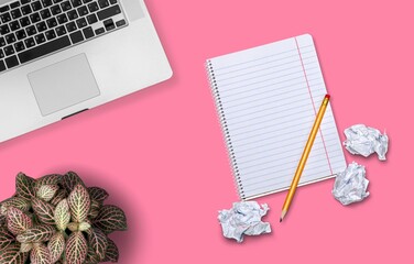 The 2022 desk calendar with pencil on pink background.